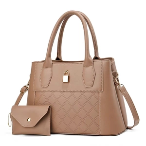 Dettaglio del set borsa tote trapuntata marrone con lucchetto dorato e manici