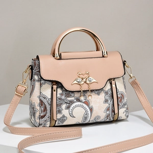 Sac à main rose avec imprimé cachemire, cygne doré et gland en perles fines
