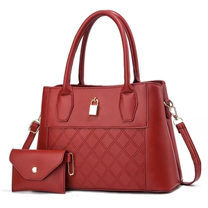 Borsa a mano rossa trapuntata da donna con ciondolo dorato e tracolla sottile