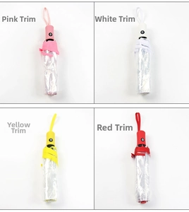 Cuatro paraguas plegables transparentes en rosa, blanco, amarillo y rojo en cuadrícula
