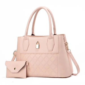 Set borsa a mano trapuntata rosa e pochette con chiusura dorata e tracolla regolabile