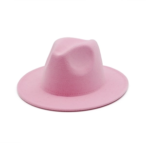 Detalle del sombrero de lana rosa con costuras limpias y textura de fieltro de alta calidad