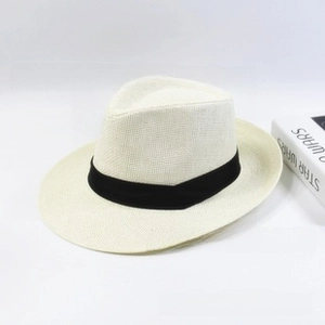Primer plano del sombrero de vaquero de lino crema mostrando textura tejida y cinta negra
