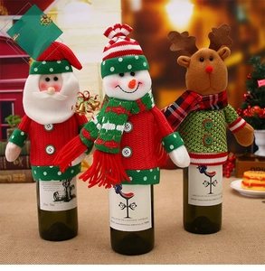 Détail de housses de bouteille de vin de Noël tricotées avec Père Noël, bonhomme et renne