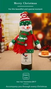 Détail de la housse de bouteille bonhomme de neige tricotée avec pull rouge pour Noël