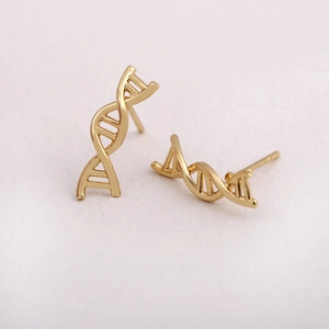 Orecchini a perno con doppia elica del DNA in oro lucido su sfondo neutro