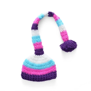 Vista detallada de gorro navideño para bebé tejido a mano con rayas y cola larga