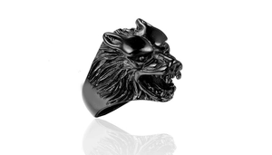 Détail d'une bague tête de loup avec finition noir mat et gravures complexes
