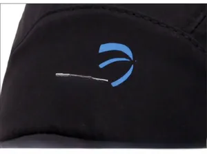 Detail von schwarzem atmungsaktivem Stoff mit präziser Naht und blauem Ding Han Logo