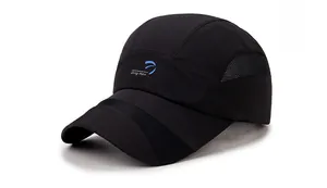 Detailaufnahme der schwarzen atmungsaktiven Mesh-Cap mit blauem Logo und Schnelltrocknung