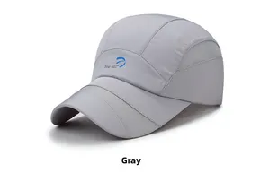 Detail der grauen Schnelltrocknungs-Mesh-Einsätze und des blauen Logos auf der Sportkappe