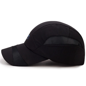 Atmungsaktive Herren-Baseballkappe in Schwarz mit blauem Logo für den Sonnenschutz