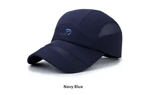 Detail einer marineblauen schnelltrocknenden Mesh-Baseballkappe mit atmungsaktiven Einsätzen