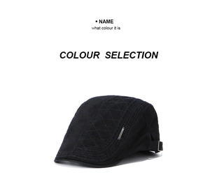 Detailopname van zwarte denim baret met ruitvormig stiksel en metalen logo-accessoire