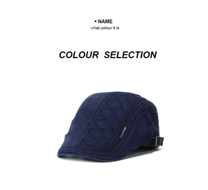 Detail van de marineblauwe denim baret met ruitvormig stiksel en metalen gesp
