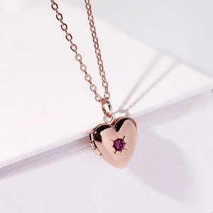 Collana con medaglione a cuore in oro rosa con cristallo viola e design a cerniera
