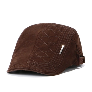 Klassieke donkerbruine denim baret met gewatteerd patroon en verstelbare metalen gesp