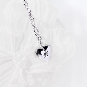 Collana con ciondolo a cuore argento e cristallo luccicante su base bianca