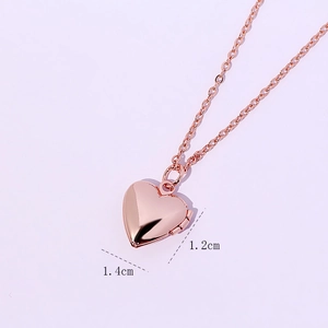 Ciondolo medaglione a cuore in oro rosa con dimensioni di 1,4 cm per 1,2 cm