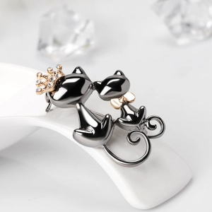 Broche chat mignon en métal noir avec couronne dorée et détails en strass