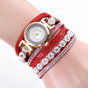 Elegant dameskwartshorloge met rode meerlaagse leren band en sprankelende strass-steentjes