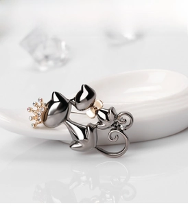 Détail macro de broche chats mignons avec couronne dorée et cristaux brillants