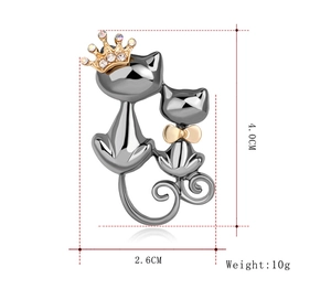 Vue détaillée de la broche chat avec dimensions 4,0 cm de haut et 2,6 cm de large
