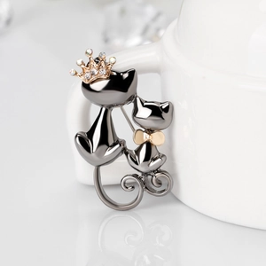 Broche chat mignonne gris anthracite avec couronne, nœud et strass scintillants