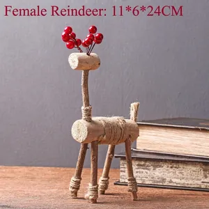 Detail einer Holz-Hirschskulptur mit roten Beeren-Geweihen und rustikalem Hanfseil