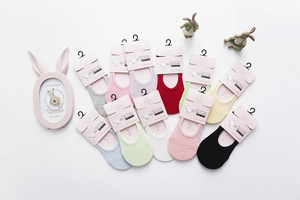 Detailed display of colorful cotton no-show socks with non-slip silicone heel and packaging