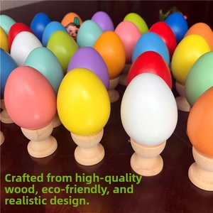Détail d'œufs de Pâques en bois massif coloré avec supports naturels pour travaux manuels