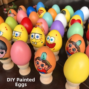Vue de dessus d'œufs de Pâques DIY colorés avec motifs de dessins animés et socles en bois