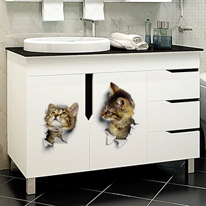 Schattige 3D katten muurstickers op witte badkamerkast met een zwart marmeren aanrecht