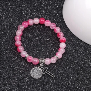 Bracciale di perle di marmo rosa con ciondoli a forma di loto e croce d'argento