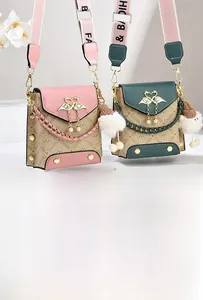 Details von Vintage-Umhängetaschen mit Flamingo-Goldverschlüssen und Logo-Muster