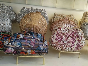 Verschiedene Luxus-Abendtaschen mit Kristallverzierung und floralen Strassmustern
