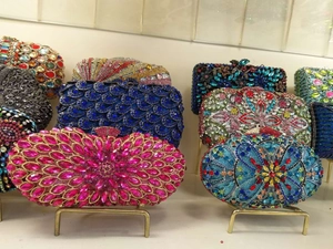 Detaillierte Regalansicht mit verschiedenen Farben der Strass-Tigerkopf-Abendtaschen