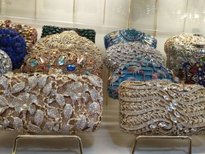 Auswahl an luxuriösen Abendtaschen mit Blumen- und Blattmustern aus Strasssteinen