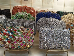Detailansicht der handgefertigten Kristalle und Edelsteine auf quadratischen Clutches