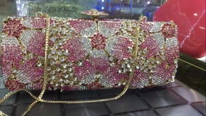 Exquisite Abendtasche in Gold mit floralem Muster aus rosa und weißen Strasssteinen