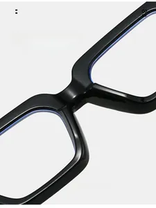 Nahaufnahme der integrierten Nasenpads für schwarze quadratische Brillengestelle