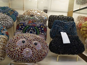 Kollektion von Kristall-Abendtaschen mit Panda-Formen und floralen Strassstein-Mustern