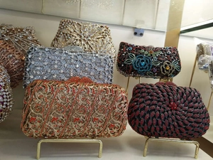Detailansicht verschiedener luxuriöser Abendtaschen mit Strasssteinen am Ständer