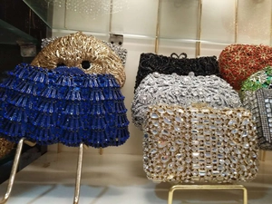 Mehrere Luxus-Abendtaschen mit Blumenmuster und Diamanteinlage in verschiedenen Farben