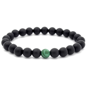 8mm Perlenarmband aus mattem schwarzem Stein mit grünem Malachit-Akzent