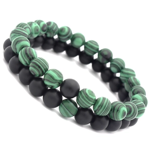 8mm matte schwarze Steinperlen und grüne Malachit-Armbänder für Paare auf weißem Hintergrund
