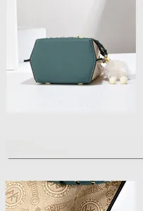 Detail der dunkelgrünen sechseckigen Tasche mit Monogramm-Leder und goldener Kette