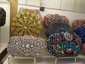 Detailansicht verschiedener luxuriöser Abendtaschen aus Metall mit glitzernden Straßsteinen
