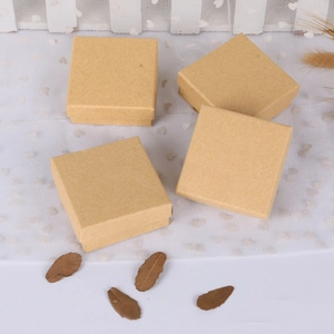 Set de cuatro cajas de regalo cuadradas de papel kraft para anillos y pendientes en malla