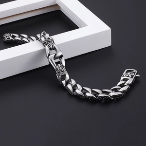 Bracciale a catena cubana in acciaio inossidabile con incisioni vintage su sfondo nero